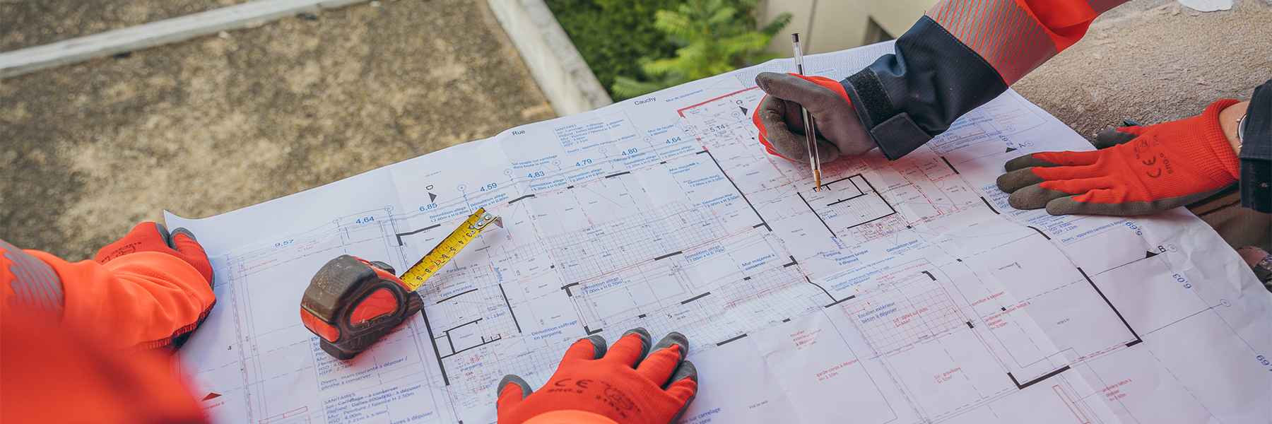 Equipe autour d'un plan de chantier CBC Service