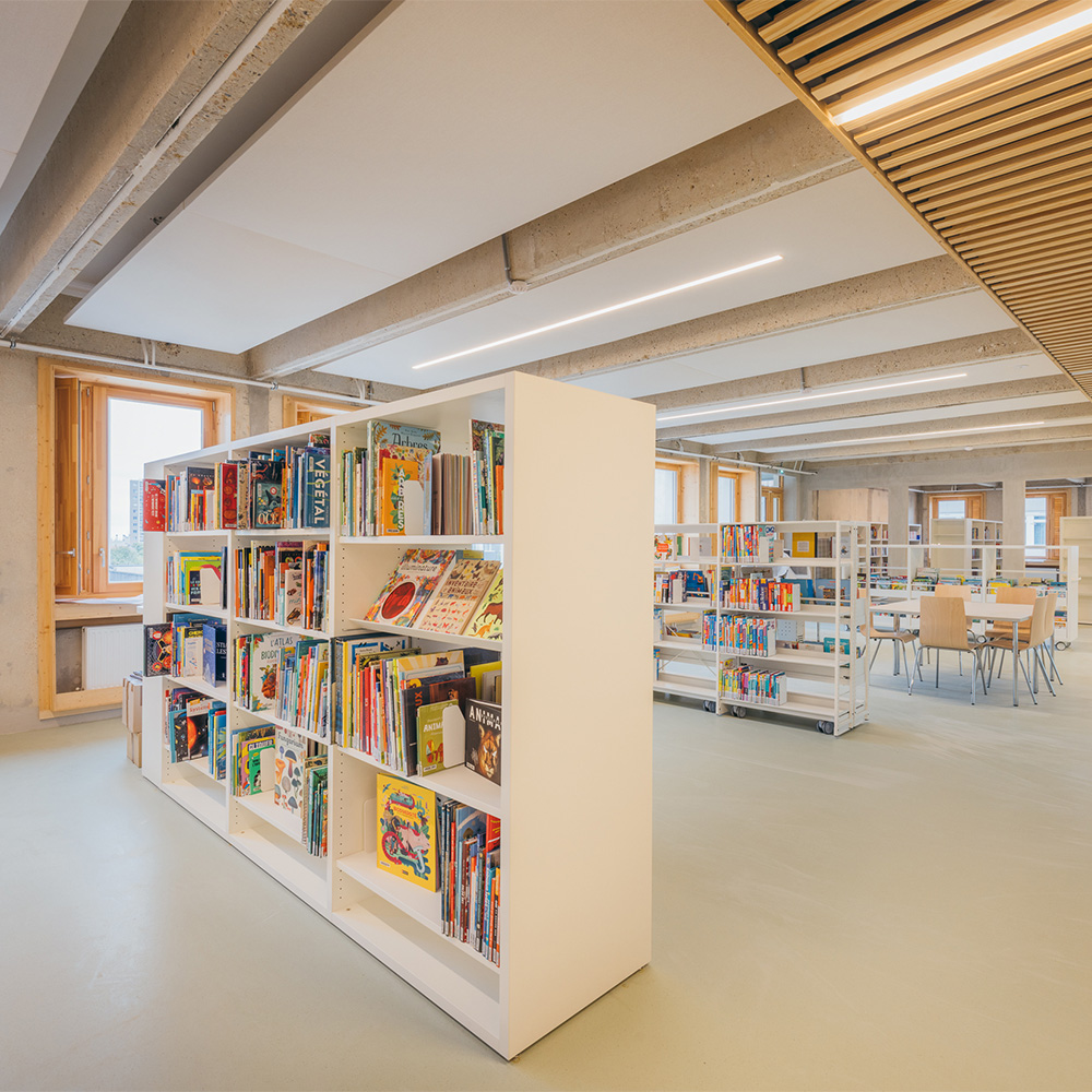 Espace lecture de la médiathèque James Baldwin