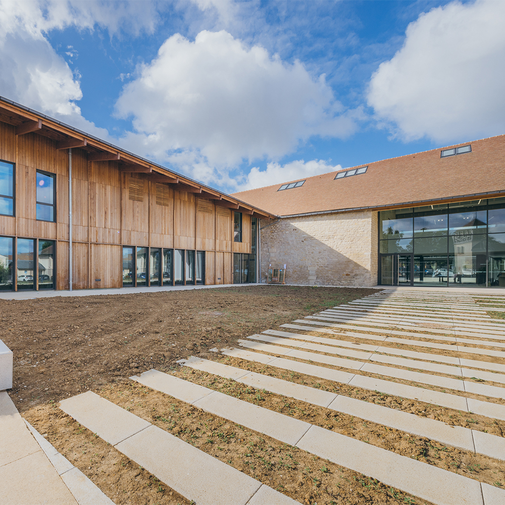 Conservatoire de Rungis : grange vitrée réhabilité et bâtiment d'origine