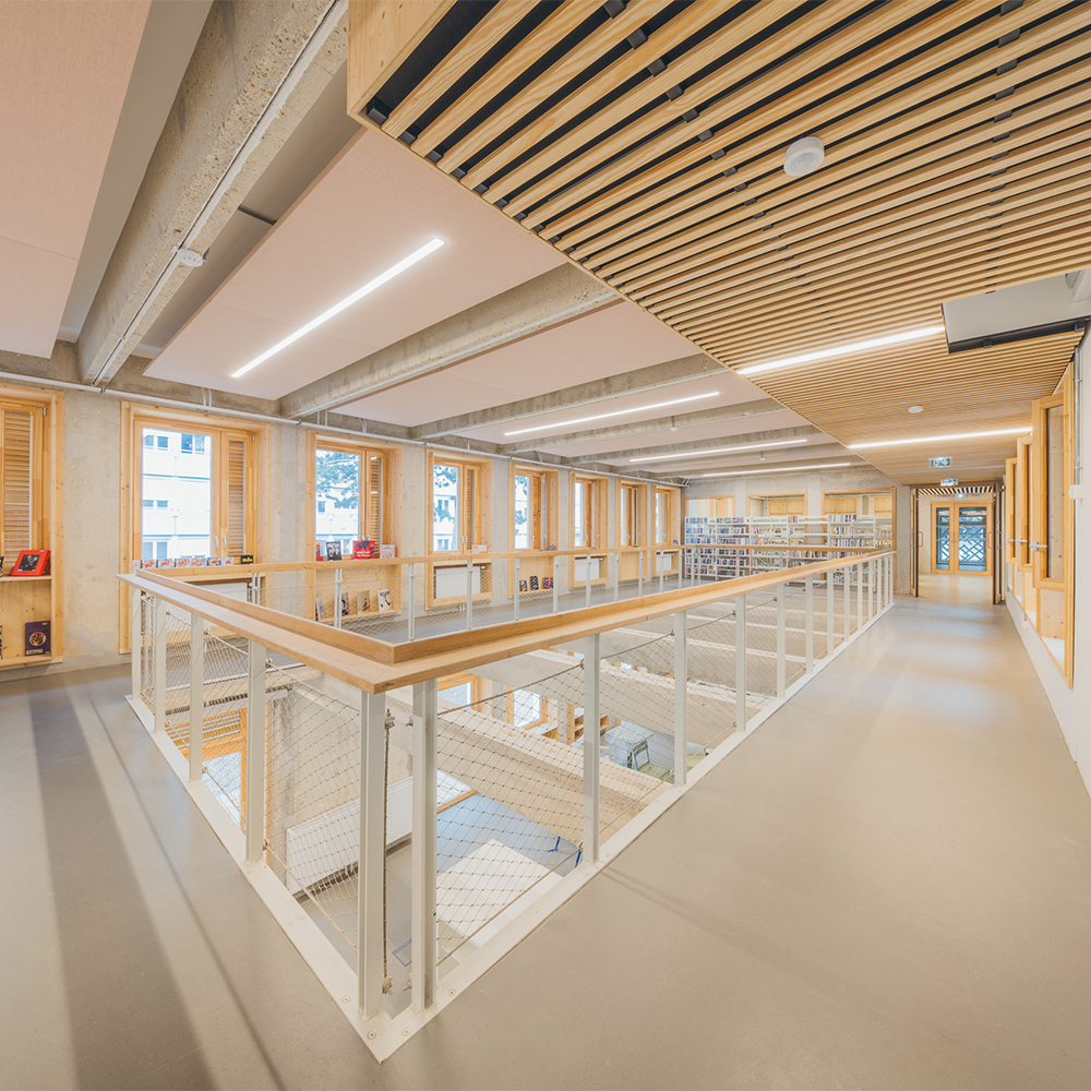 Premier étage, ouvert, de la médiathèque James Baldwin